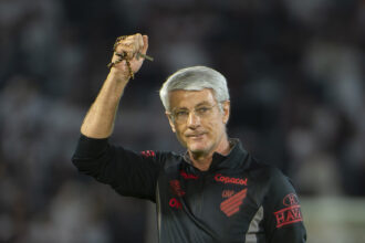 Odair elogia ataque do Athletico após 2 a 1 e pede humildade no returno