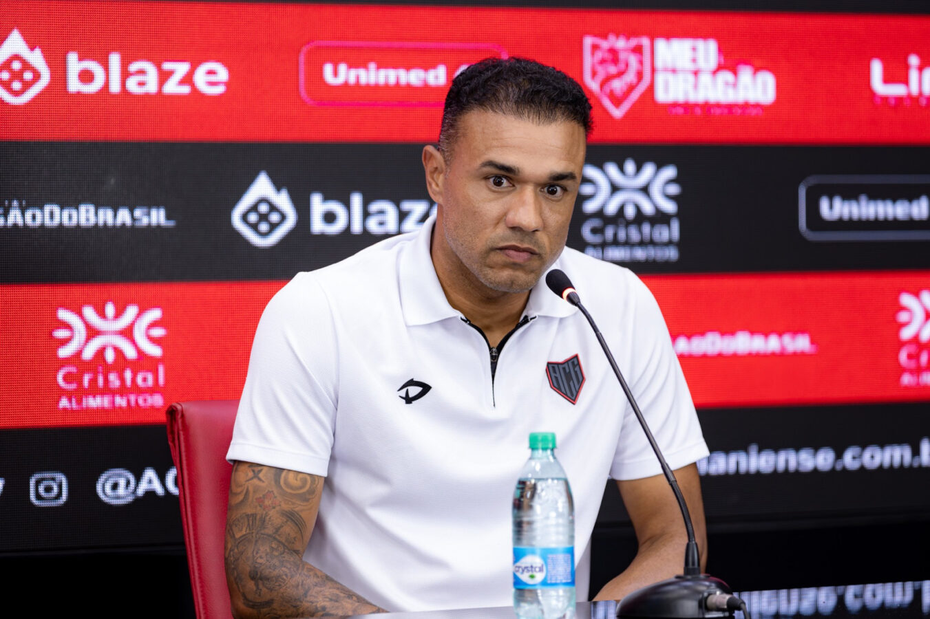 roger silva assume o atl tico go e promete cobran a intensa 20260708