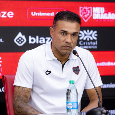 roger silva assume o atl tico go e promete cobran a intensa 20260708