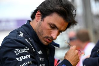 Sainz manifesta interesse na Audi para a temporada de 2027, afirma jornalista