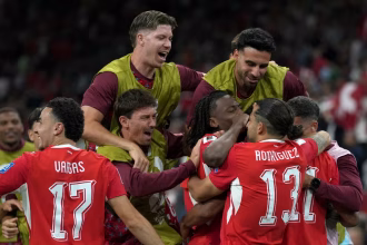 Suíça vence Argélia por 2 a 0 e avança às oitavas da Copa após 88 anos