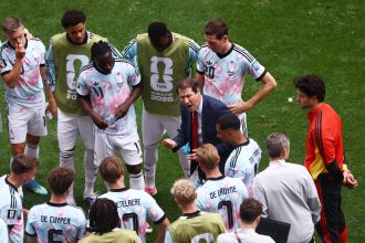 Técnico da Bélgica é surpreendido por irrigação durante pausa para hidratação
