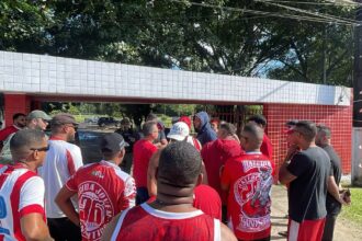 Torcedores do Náutico protestam por mudanças no comando técnico após má fase