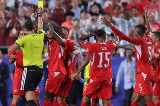 VAR revisa cartão amarelo em jogo entre Argentina e Suíça nas quartas de final