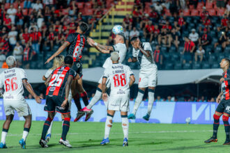 Vasco é derrotado pelo Vitória; Barros, Rojas e Spinelli têm piores atuações