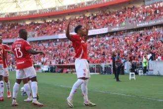 Victor Gabriel se pronuncia sobre fratura de Gabriel Pec após jogo do Inter