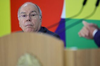 Vieira convoca reunião com embaixador do Brasil na Argentina por crise
