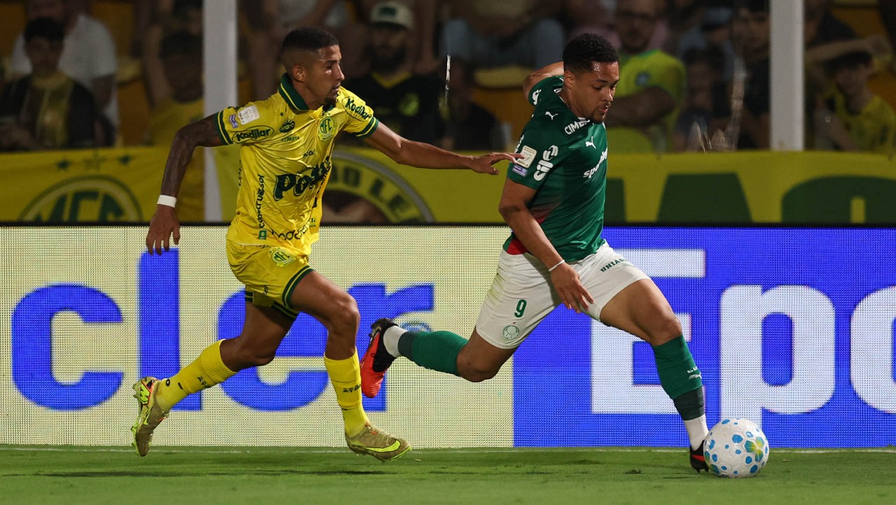 Abel exige recuperação física de Vitor Roque após cirurgia