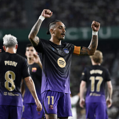 Adeyemi marca na estreia e Raphinha assume 9 em goleada do Barcelona