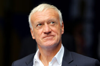 Al-Ahli faz oferta milionária a Deschamps; negociação trava
