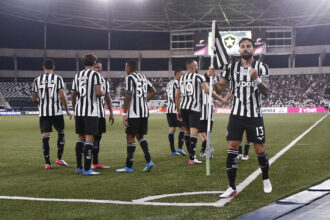 Alex Telles renova até 2028 e marca no empate do Botafogo