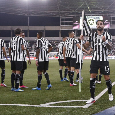 Alex Telles renova até 2028 e marca no empate do Botafogo