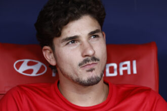Álvarez falha treino do Atlético por indisposição e mantém futuro incerto