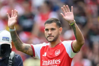 Arsenal oferece Lewis-Skelly a Chelsea e United após contratar Bruno