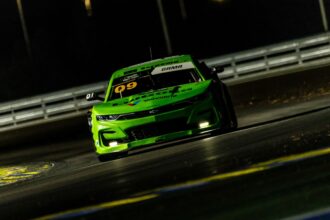 Arthur Gama domina e vence corrida noturna da NASCAR Brasil em Cuiabá