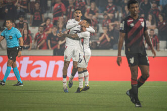 Athletico enfrenta o Vitória com confronto direto entre Viveros e Renê