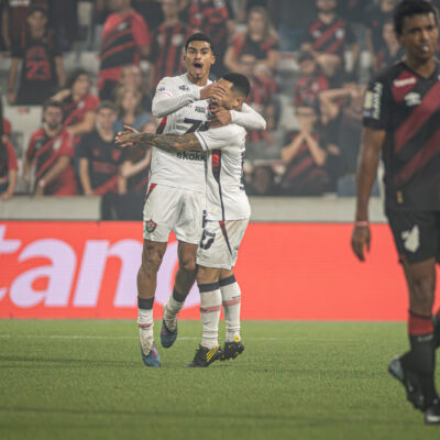 Athletico enfrenta o Vitória com confronto direto entre Viveros e Renê