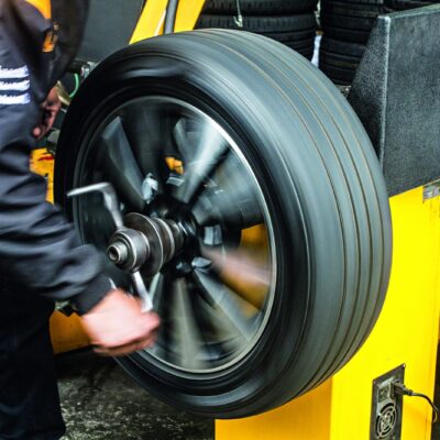 Balanceie seus pneus: máquina ou com o carro — entenda a escolha