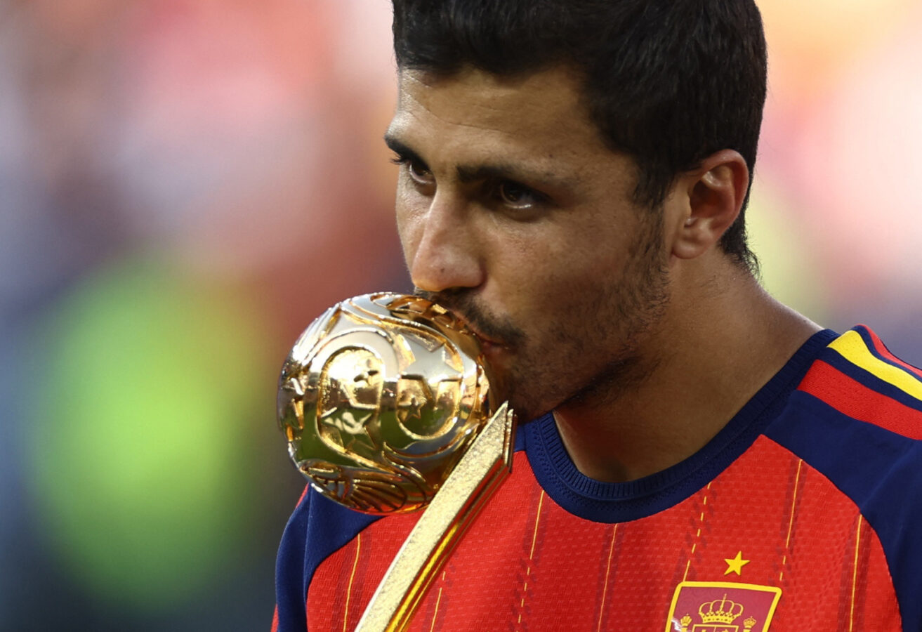 Barcelona entra na corrida e desafia Real Madrid por Rodri