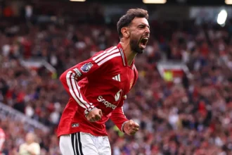 Bruno Fernandes vira jogo com hat-trick e United goleia Ipswich