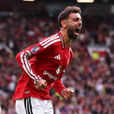 Bruno Fernandes vira jogo com hat-trick e United goleia Ipswich
