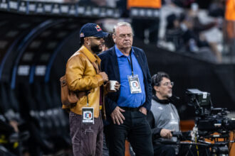 Cláusula sobre dívida de R$42 mi trava renovação de Depay no Corinthians