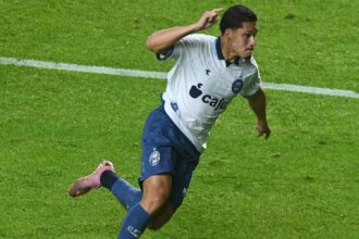 Coritiba estreia terceiro uniforme branco e azul contra o Corinthians