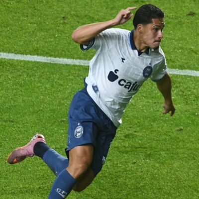 Coritiba estreia terceiro uniforme branco e azul contra o Corinthians