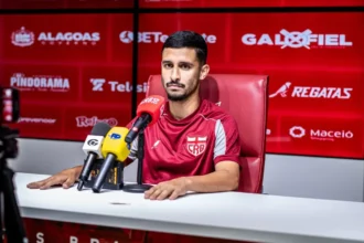 Danielzinho impulsiona reação do CRB com duas assistências