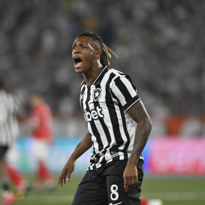 Danilo busca redenção diante da torcida do Botafogo após vaias