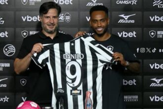 Danilo Pereira entrega a camisa 9 a Tiquinho Soares no retorno ao Botafogo