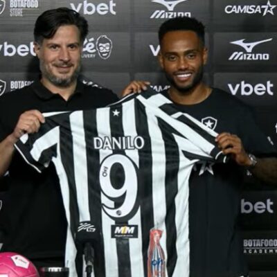 Danilo Pereira entrega a camisa 9 a Tiquinho Soares no retorno ao Botafogo