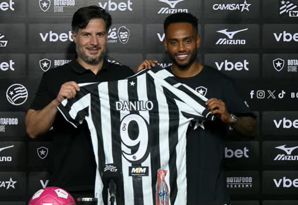Danilo Pereira entrega a camisa 9 a Tiquinho Soares no retorno ao Botafogo