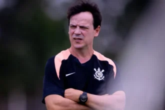Diniz acusa arbitragem após eliminação do Corinthians
