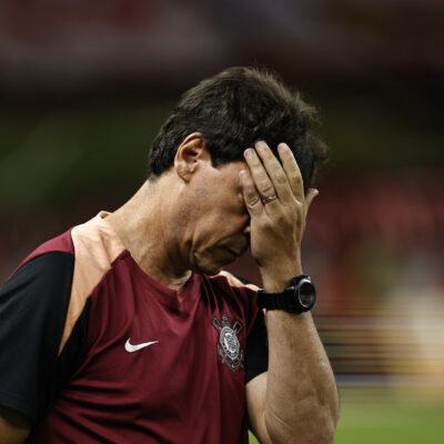 Diniz promete reação do Corinthians e cobra apoio da Fiel