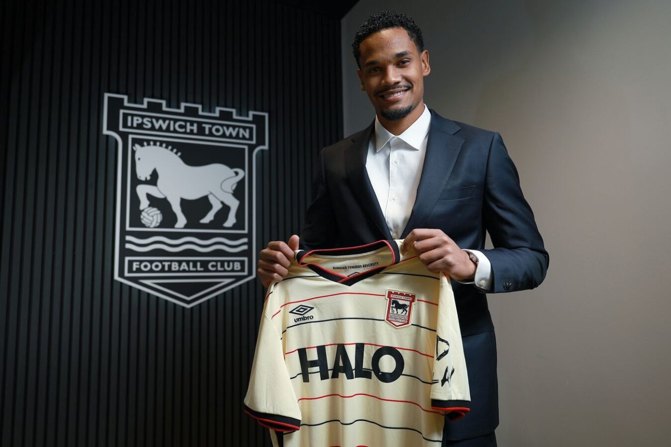 Emersonn acerta com Ipswich Town e relembra infância como caseiro