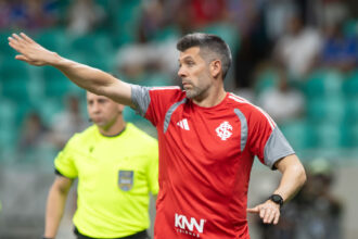 Esteban Conde assume o Inter contra o Santos após punições