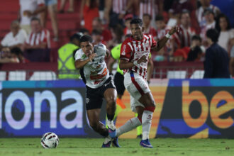 Expulsão de João Miguel vira jogo e Náutico supera Athletic nos Aflitos