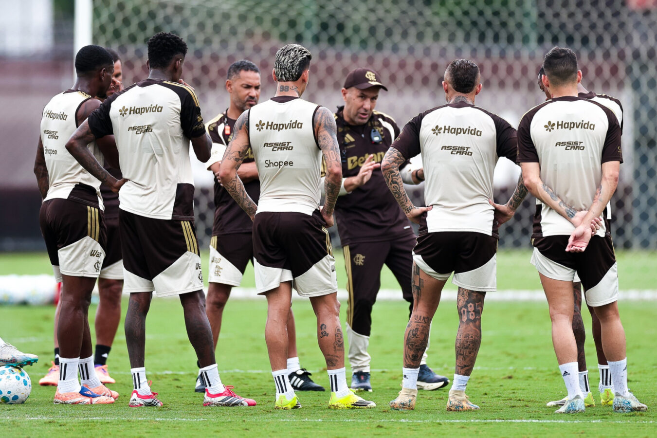 Flamengo ajusta defesa para cortar 'gols totalmente evitáveis' no clássico