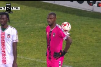Goleiro é expulso de forma inusitada em jogo do Campeonato Sul-Africano