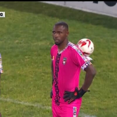 Goleiro é expulso de forma inusitada em jogo do Campeonato Sul-Africano