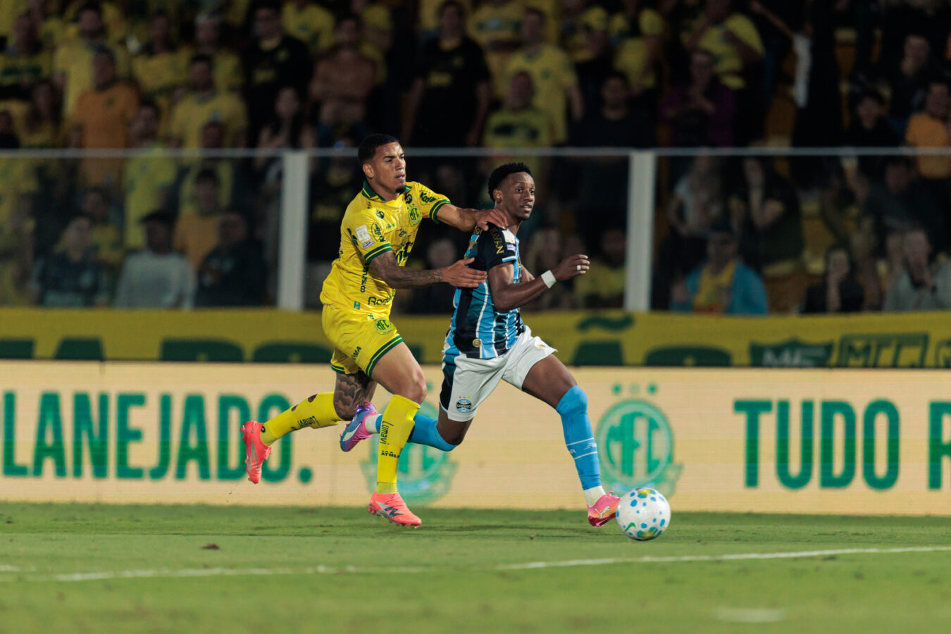 Grêmio adota trio de volantes e empurra Gabriel Mec para o banco