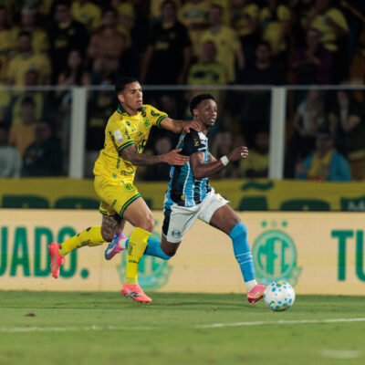 Grêmio adota trio de volantes e empurra Gabriel Mec para o banco