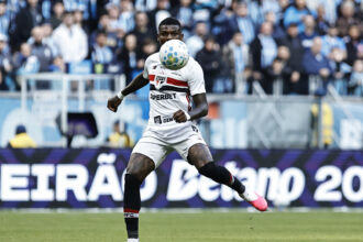 Grêmio vira sobre São Paulo após falha de Arboleda