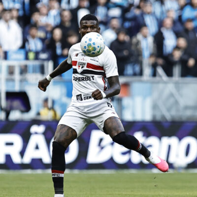 Grêmio vira sobre São Paulo após falha de Arboleda