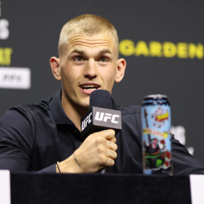 Ian Garry com camisa estampada com a foto de Allan Puro Osso na encarada do UFC 330