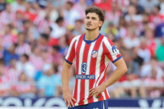 Julián Álvarez volta a treinar no Atlético em meio a impasse sobre futuro