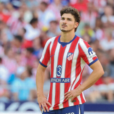 Julián Álvarez volta a treinar no Atlético em meio a impasse sobre futuro