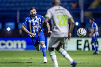 Léo Gamalho busca fim da seca de gols no Avaí e mira marca histórica