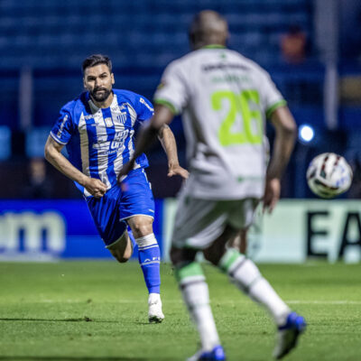 Léo Gamalho busca fim da seca de gols no Avaí e mira marca histórica